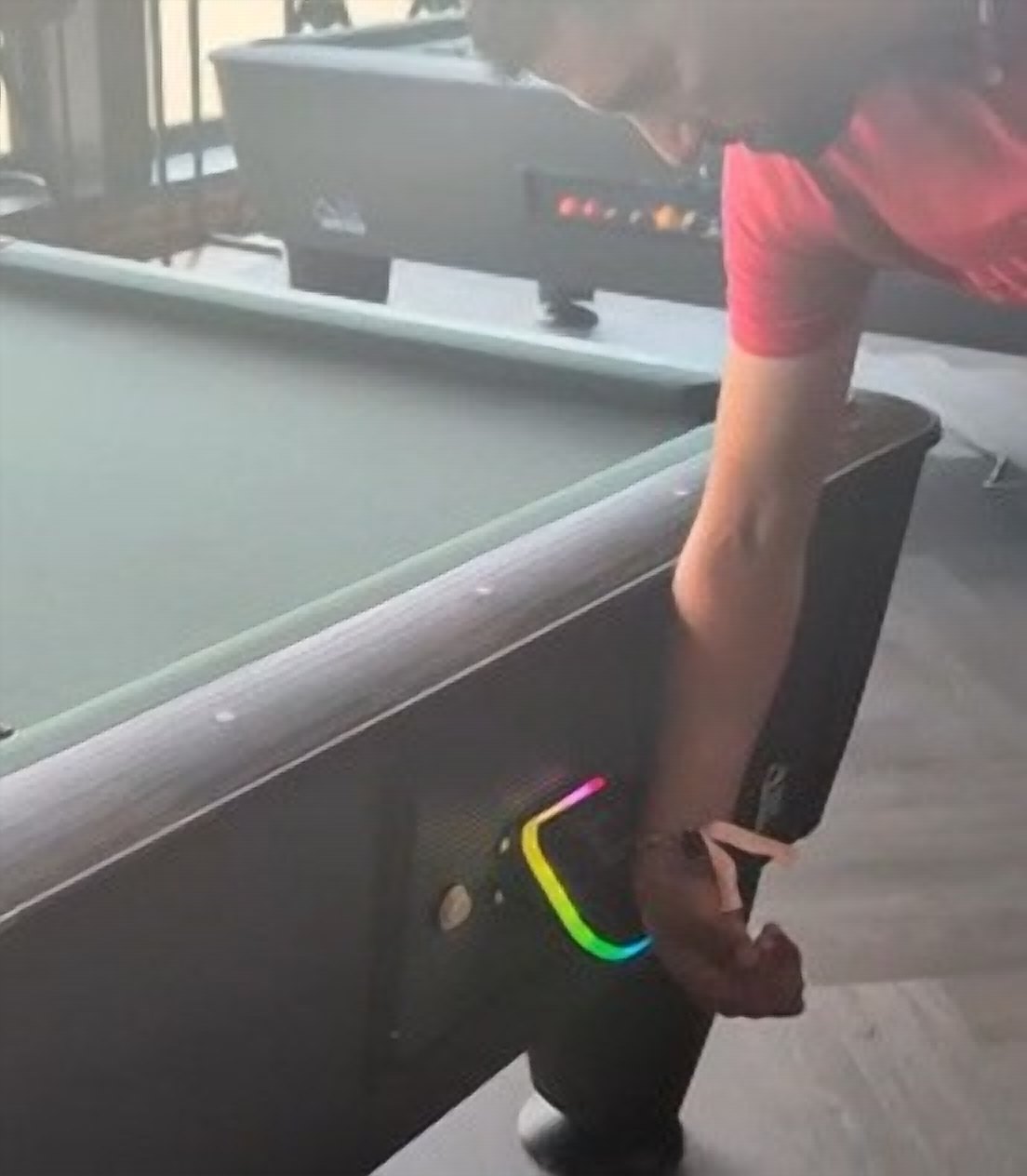 Boîtier Veryfan Pilot installé sur une table de billard